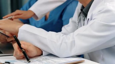 Hastane masasında birlikte çalışan ve tıbbi tedavi ya da sağlık hizmeti planlayan profesyonel bir grup. Takım çalışması başarılı hastalıklara ve hastalıklara yol açar. Ağır çekim. Katı.