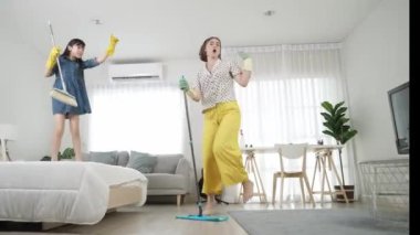 Enerjik çocuk yatakta zıplıyor ve çekici anne yatak odasını temizlerken dans ediyor. Mutlu anne ve kız birlikte ev işi yapıyorlar. Çekici bir kız müzik dinliyor ve canlı bir ruh hali içinde müzik dinliyor. Pedagoji.