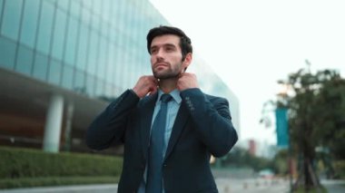 Kafkasyalı yetenekli bir proje yöneticisi. Bulanık geçmişiyle şehirde yürürken telefonla konuşuyor. Akıllı telefon kullanan yetenekli bir işadamı bulanık geçmişi olan bir proje yöneticisiyle konuşuyor. Sevinçli..