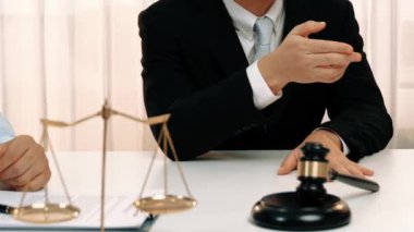 Avukat, hukuk bürosunda pazarlık yoluyla iş anlaşmazlığını çözmek için iki taraf arasında uzlaşma teklif ediyor. Yasal arabuluculuk ve çatışma çözme servisi. Ağır çekim. Katı.