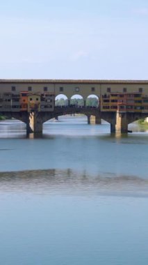 Florence Ponte Vecchio Köprüsü ve İtalya 'da City Skyline. Floransa, Toskana 'nın İtalyan bölgesinin başkentidir. Floransa, İtalya 'nın ortaçağ ticaretinin ve çağın en zengin şehirlerinin merkeziydi..