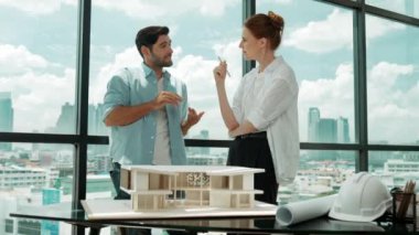 Yetenekli mimar mühendis takımı ev modeli inşaatı hakkında konuşuyor. Başarılı iç tasarım beyin fırtınası, paylaşım, mimari tasarım. Yaratıcı tasarım. İzleme