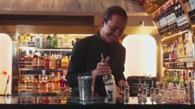 Asyalı barmenin karışık kokteyl likörünü likör karışımına katması, özel reklamı yaratıcı, canlandırıcı, bar lüksünde canlandırıcı bir vitrin haline getiriyor. Vinosity.