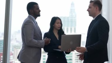 Şehir siluetine bakan süslü ofis, çeşitlilik uzmanlığı iddialı iş genişletme veya stratejik pazarlama tartışmaları. Finansal danışman, danışmanlık sektörü öngörüleri ve fikir verir