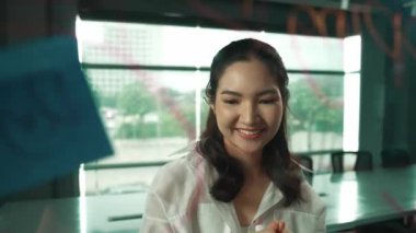 Güzel bayan lider cam tahtanın önünde projeye başlamayı düşünüyor. Gülümseyen genç proje yöneticisi yaratıcılık pazarlama stratejisini gösteren renkli yapışkan notlara bakıyor. Yönlendirici.