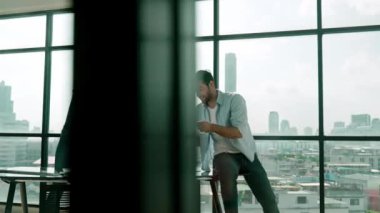 Bir grup yetenekli iş adamı toplantı masasında dizüstü bilgisayar ve istatistik belgeleriyle mali istatistik hakkında tartışıyor, beyin fırtınası yapıyor, fikir paylaşıyor, plan yapıyor ve strateji geliştiriyor. Şehir manzarası. İzleme