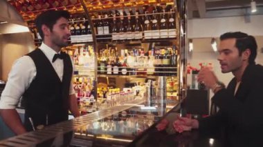 Akıllı barmen, lüks bir tezgahta arkadaşını beklerken limonlu cin kokteyli ikram ediyor. Barmen, canlı gece hayatı parti atmosferinde mükemmel hizmet veriyor. Vinosity.