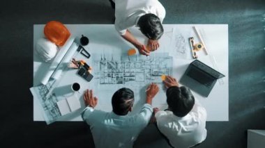 Mühendis ekibiyle tasarım planlarken profesyonel iç mimar yazısında zaman aşımı. Çeşitli mimarlardan oluşan bir grup ve bina inşaatına bakan akıllı bir yönetici. Hizalama.