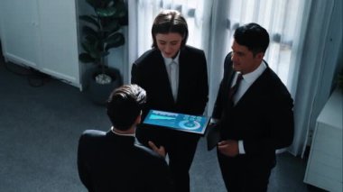 Profesyonel iş adamının üst düzey görüşü bir takıma katıldı ve yönetici müdürle tokalaştı. Akıllı pazarlama ekibi tabletteki yatırım verilerini analiz etmek için birlikte çalışıyor. İş için. Müdürlük.