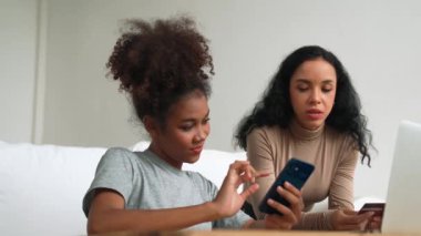 İnternet pazarından alışveriş yapan kadın modern yaşam tarzı için satış malzemeleri arıyor ve önemli siber güvenlik yazılımları tarafından korunan cüzdandan çevrimiçi ödeme için kredi kartı kullanıyor