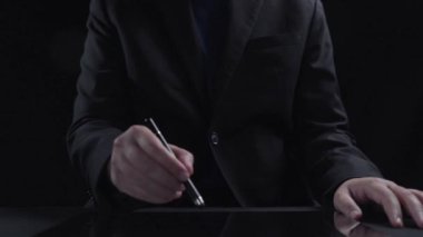 Verimli çalışma süreçleri için çevrimiçi belge dizinlerini yöneten iş adamı. Tüm önemli çevrimiçi belgelerinize kolayca güvenli ve hızlı bir şekilde erişim sağlayın. Kullanıcı Kimliği