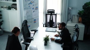 İş adamları oturuyorlar ve renkli yapışkan notlar ve zihin haritasıyla beyaz tahtada buluşmaya hazırlanıyorlar. Profesyonel çeşitlilik, toplantı odasında pazarlama planından bahsediyor. Müdürlük.