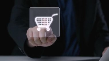 İş adamı çok kanallı stratejileri entegre ediyor, çevrimiçi alışveriş ve pazarlama erişimini artırıyor. Birbirine bağlı marka deneyimleri yaratmak için çok kanallı pazarlamanın gücünü keşfedin. Kullanıcı Kimliği