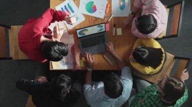 İş adamlarının dizüstü bilgisayara ve analiz çizelgesine bakması. Bilgisayar üzerinde çalışan ve finansal raporları okuyan çeşitli grupları kapatın. Bir grup insan toplantıda fikri açıklıyor. Cemaat.