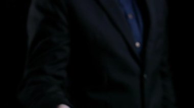 İş adamı, QC ve QA standartlarının karşılandığından emin olmak için katı kalite güvencesi protokolleri uyguluyor. Kalite güvencesi ile sertifikalı ürün mükemmelliğine ulaşmak. Kullanıcı Kimliği