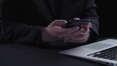 İş adamı e-posta kutusunu kontrol ediyor, daha iyi verimlilik için mesajları düzenliyor ve önceliklerini belirliyor. Etkili iletişim için akıllı e-posta teknikleri öğren. Kullanıcı Kimliği