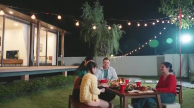 Aile tatilini bahçede kutlar. Son sınıf öğrencisi sürpriz bir şekilde toruna hediye verdi. Akrabalarla rahatlamak için açık hava kamp aktiviteleri, nesiller arası tatlı akrabalarla zaman geçirmek için. Uyumsuzluk.