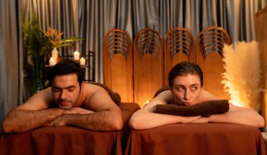 Kafkas çift müşterileri stres önleyici spa masajının keyfini çıkarıyorlar ve lüks otel veya otellerde sıcak mum ışığında güzellik derisi eğlenceleriyle şımartıyorlar. Sessiz.