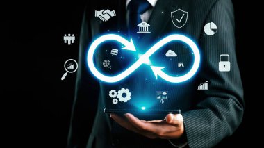 İş adamı sonsuz olasılıkları ve sonsuzluğun özünü benimser, fırsatları keşfetmek için ilham verir. Sonsuzluğun ve olasılıkların birleştiği bir dünyaya dalın ve potansiyel UUID 'yi keşfedin.