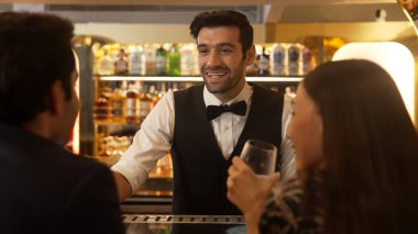 Lüks barlarda cin kokteyli ya da tonik servisi yapan zeki barmenlere odaklanmak, sıcak gece kulübünün arka planında VIP müşteri çiftiyle canlı sohbetler yapmak. Vinosity.