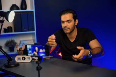 Yayın kuruluşu canlı yayında dinleyiciyle konuşuyor. Mor neon ışık stüdyosundaki yaratıcı pozitif düşünce konseptiyle sosyal medyada akıllı telefonlardan kayıt yapıyor. Tahmin et..