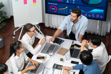 Analist ekibi toplantı odasındaki mali verileri analiz etmek için BI Fintech 'i kullanıyor. İş adamları iş görüşü ve stratejik pazarlama planlaması için BI 'ın torpido gözünü inceliyor. Tedbirli