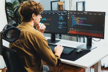 Bilgisayar ekranında çevrimiçi yazılım geliştirme kodlaması oluşturma konusunda stresli bir şekilde çalışan IT geliştiricisi, modern ofisteki web sitesi projesinde en son sürüm uygulaması için düşünme programı. Toplayıcı.