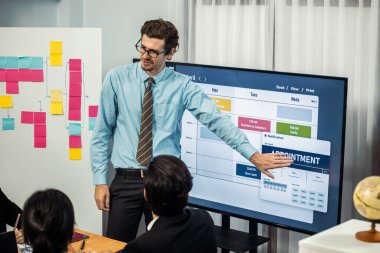 Proje yöneticisi toplantı odasında iş programları, Gantt program programı TV ekranında. Çoklu etnik çeşitlilik iş adamları ve modern iş projesi yönetimi. Çok titiz.