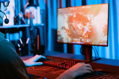 Savaş arenasında çoklu oyunlar takımıyla Moba 'da savaşan genç oyun flamasının sunucu kanalı, neon dijital ışık modern odasındaki arka görüntü ile bilgisayar monitöründe kulaklık takıyor. Toplayıcı.