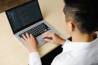 Model uygulama ve program kodlaması için bilgisayar ekranında yazılım geliştirme programlama