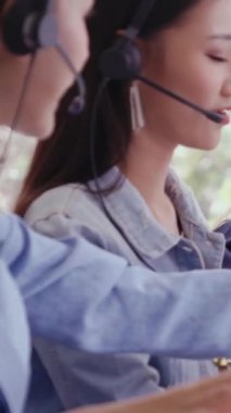 Müşteri destek ajanı ya da kulaklıklı çağrı merkezi telefon görüşmesinde müşteriyi desteklerken masaüstü bilgisayarında çalışır. Operatör hizmeti iş temsili kavramı.