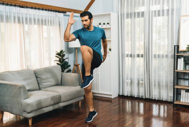Atletik ve sporcu erkek vücut egzersizinde koşuyor. Formda fiziği ve sağlıklı spor yaşam tarzı için. Gaiety evde egzersiz eğitimi.