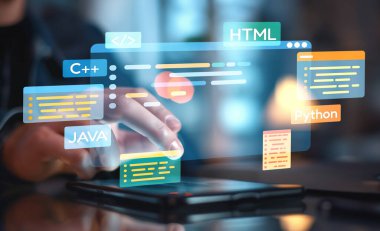 Yeni uygulama mobil telefon geliştirme için HTML, Python, Java ve C EIDE gibi çeşitli programlama dillerinin kodlama dijital örtüleri ile yazılım geliştirici veya programcı çalışması