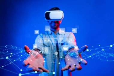 İş adamı, stratejik kararlar için değerli verileri çıkartarak arama motoru araştırması yapıyor. Kapsamlı araştırma ve SEO veri analizi için arama motorları kullanılıyor. FaaS