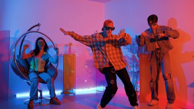 Stüdyoda gündelik kıyafetleri olan çok kültürlü bir arkadaş tezahürat yaparken mutlu hipster break dansları. Profesyonel sokak dansçısı hip hop ritmi ya da neon veya kurşun ışıkla kafiyeli bir şarkı söyler. Mutluluk.