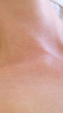 Spa yatağında uzanan rahat genç bir kadın lüks bir spa merkezinde yüz bakımı ve masaj için hazırlandı. Sağlık, stres atma ve gençleştirme kavramı.