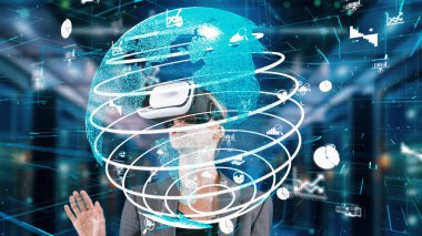 Dünya finans verilerini VR gözlükleriyle inceleyen bir kadın sunucudaki dijital bilgi ağı teknolojisi sanal gerçeklik animasyonunu küresel arayüze dönüştürüyor. Kısıtlanma.
