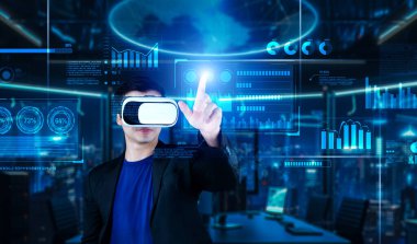 VR gözlüklü bir proje yöneticisi mali tabloyu ve ofisteki parlak mavi ışığı gösteriyor. Yetenekli iş adamı artırılmış gerçeklikten elde edilen verileri kullanarak pazarlama stratejisini kontrol edip planlıyor. Yaratıcılık.