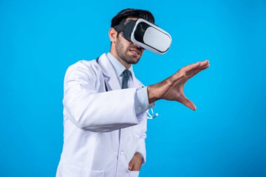 Tıbbi teoriyi açıklarken VR gözlük ve laboratuvar önlüğü takan beyaz, zeki bir doktor. Profesyonel doktor tıbbi verileri analiz ederken görsel gerçeklik kulaklıkları kullanarak metaevreni bağlıyor. Sapma.