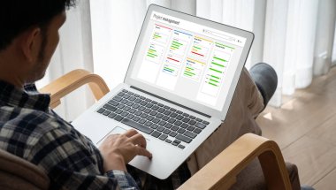 Ekip projesinin zaman çizelgesini gösteren bilgisayar ekranında, modern iş projesi yönetimi için proje planlama yazılımı