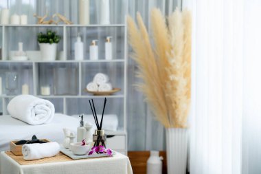 Lüks spa merkezindeki kaplıca masasında güzellik ve güzellik salonu aksesuarları. Spa masajı ve eğlence arka planı konsepti. Sessiz.