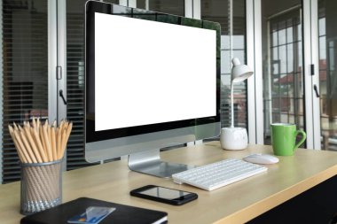 Tasarımınız için mod bilgisayardaki beyaz boş ekran monitör ekranında maket yapın