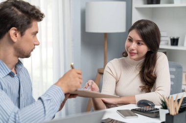 Güzel bir kadın, modern ofiste reklam sektöründe canlı yayınlanmadan önce ilginç bir yaratıcılık kanalında yayınlanan mesajı incelemesi için senaryo notunu yöneticiye teslim eder. Varsayım.