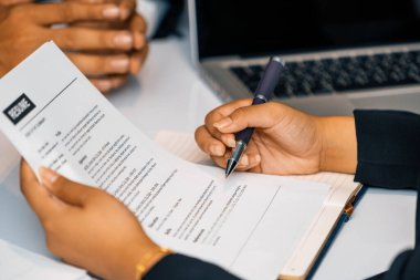 İnsan Kaynakları Müdürü sorgu odasında çalışan bir adayın özgeçmişine bakıyor. İş başvurusu, işe alım ve işçi alma konsepti. uds