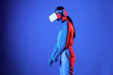 VR kulaklık takan zeki bir kadın metaevrene bağlanıyor, gelecekteki siber uzay topluluğu teknolojisi. Sanal sopayı hesaplayan ve kontrol eden zarif bir kadın ciddi ciddi golf oynuyor. Halüsinasyon.