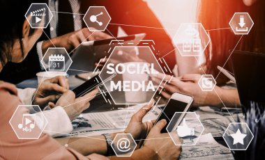 Sosyal medya ve gençlerin ağ konsepti. Dijital sektörde müşteri etkileşimini sağlamak için çevrimiçi sosyal bağlantı ağını ve medya kanallarını gösteren modern grafik arayüzü. uds