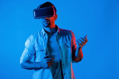 Kafkasyalı zeki bir adam VR gözlük takıyor ve hareket eden bir jest silahı taşıyor. Oyuncu, gelecekteki sanal gerçeklik kulaklığını ya da gelecekteki yenilikleri kullanarak meta dünyaya giriyor ya da aksiyon oyunu oynuyor. Sapma.