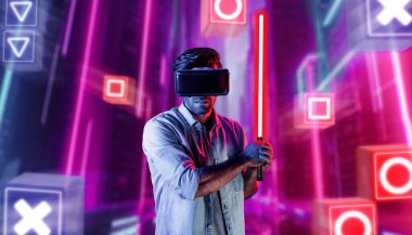 Sanal gerçeklik gözlüklü enerjik bir adam müzik engelli neon bir kılıç kullanıyor. Kılıç tutarken oyun oynayan yetenekli bir insan neon şehir arka planıyla metaevrene girer. Geçmişi bulanıklaştırıyor. Sapma.