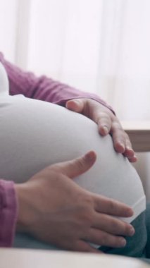 Hamile çift, evde sevgi hisseder ve rahatlar. Hamile bir kadın hamile karnında bebek taşıyor. Baba, hamile anneye göz kulak ol. Annelik ve hamilelik bakımı kavramı.