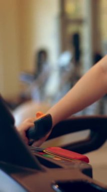 Yoga odasındaki spor salonunda aktif hamile kadın egzersizi. Hamile karnında bebek taşıyan hamile bir anne. Doğum öncesi bakım ve kadın hamileliği konsepti.